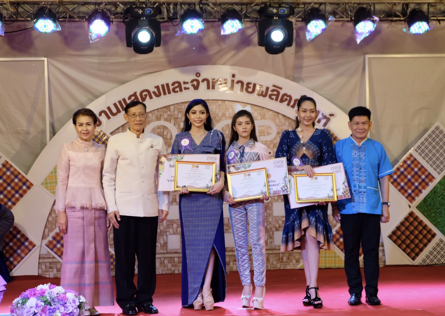 4 ส.ค. 2563 พช.นครพนม จัดกิจกรรมแฟชั่นโชว์ “ราตรีพรรณราย ผ้าไทนครพนม” ภายในงาน OTOP งานสานสัมพันธ์สองแผ่นดิน ปี 2563