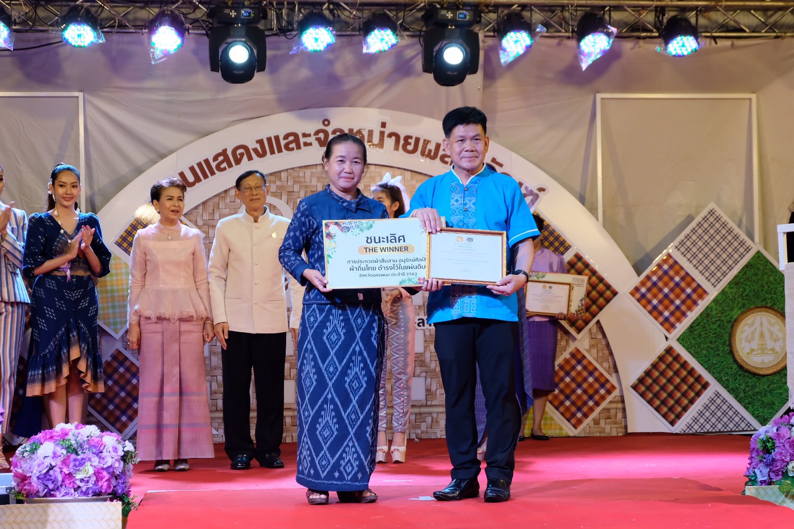 4 ส.ค. 2563 พช.นครพนม จัดกิจกรรมแฟชั่นโชว์ “ราตรีพรรณราย ผ้าไทนครพนม” ภายในงาน OTOP งานสานสัมพันธ์สองแผ่นดิน ปี 2563