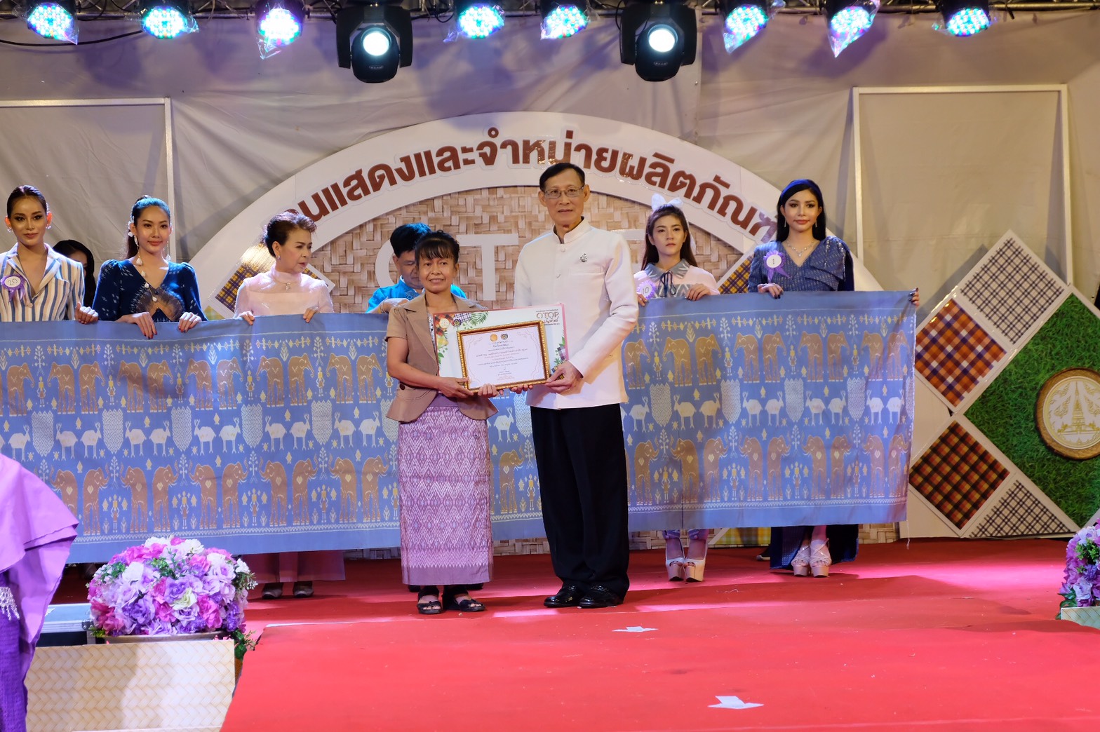 4 ส.ค. 2563 พช.นครพนม จัดกิจกรรมแฟชั่นโชว์ “ราตรีพรรณราย ผ้าไทนครพนม” ภายในงาน OTOP งานสานสัมพันธ์สองแผ่นดิน ปี 2563