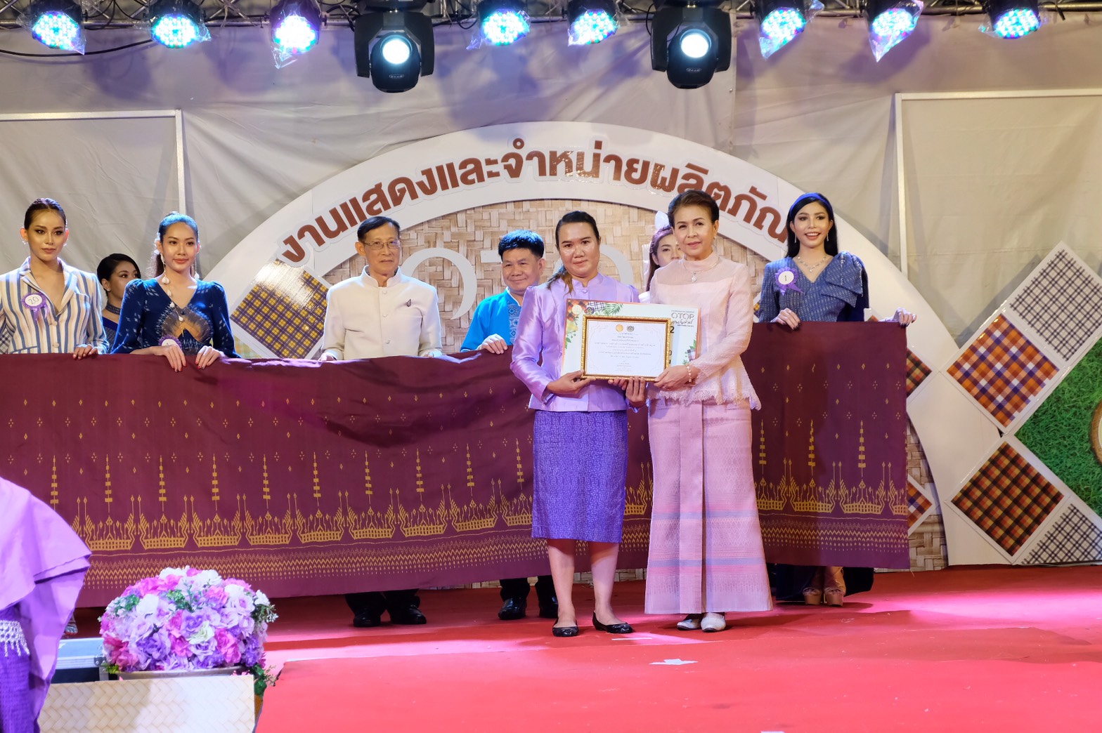 4 ส.ค. 2563 พช.นครพนม จัดกิจกรรมแฟชั่นโชว์ “ราตรีพรรณราย ผ้าไทนครพนม” ภายในงาน OTOP งานสานสัมพันธ์สองแผ่นดิน ปี 2563