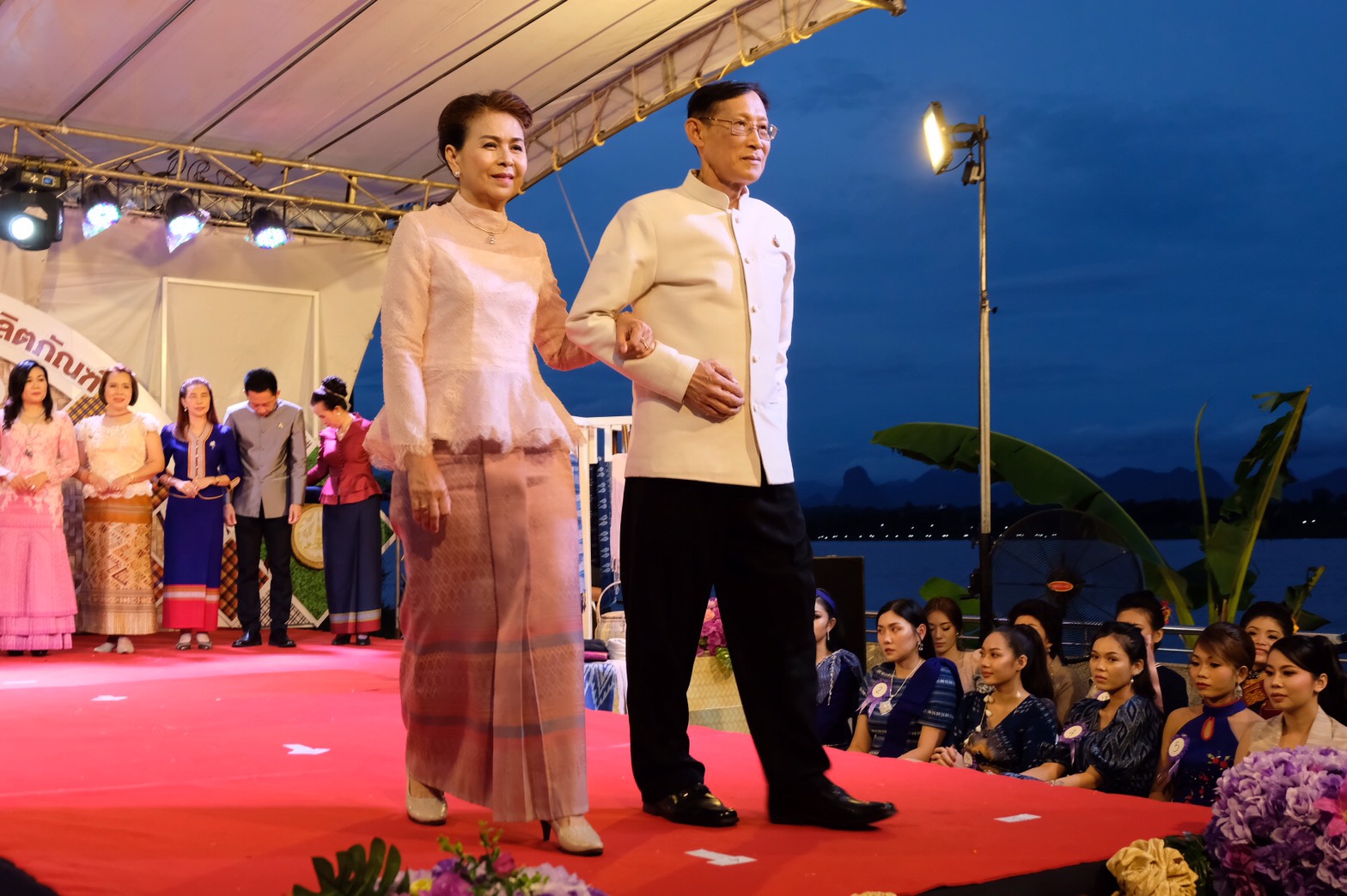 4 ส.ค. 2563 พช.นครพนม จัดกิจกรรมแฟชั่นโชว์ “ราตรีพรรณราย ผ้าไทนครพนม” ภายในงาน OTOP งานสานสัมพันธ์สองแผ่นดิน ปี 2563