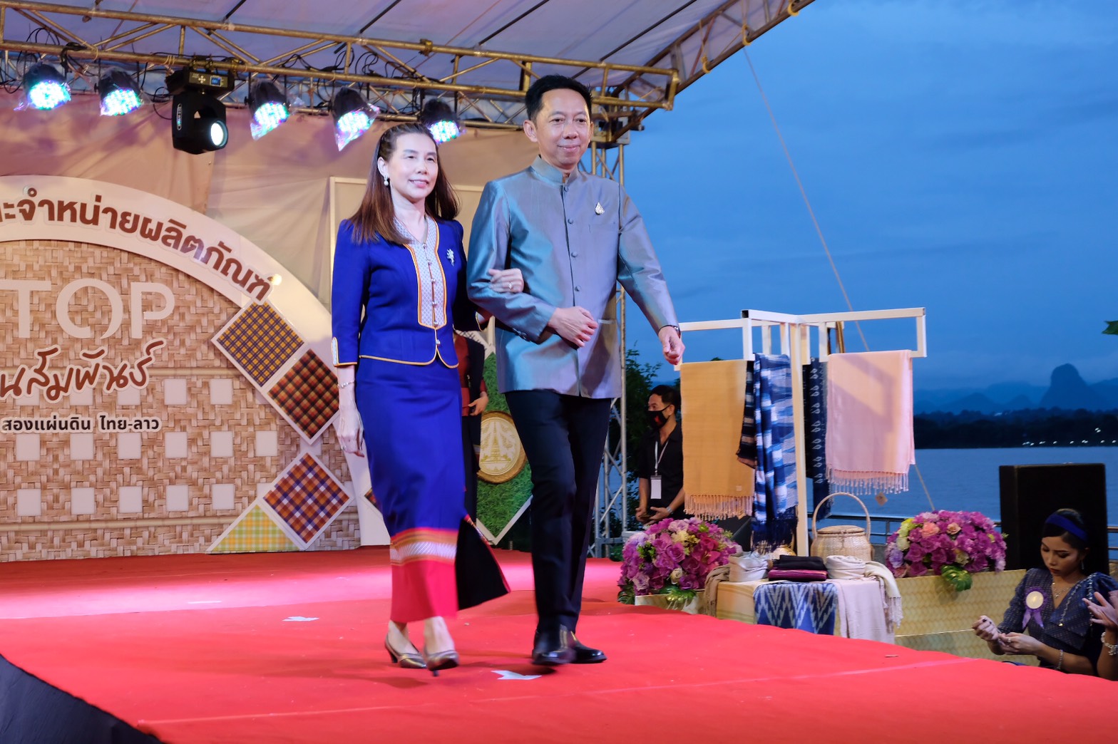 4 ส.ค. 2563 พช.นครพนม จัดกิจกรรมแฟชั่นโชว์ “ราตรีพรรณราย ผ้าไทนครพนม” ภายในงาน OTOP งานสานสัมพันธ์สองแผ่นดิน ปี 2563