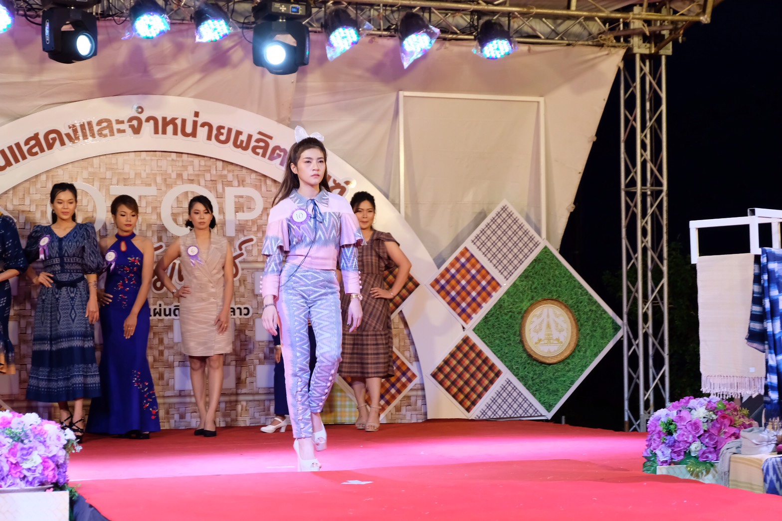 4 ส.ค. 2563 พช.นครพนม จัดกิจกรรมแฟชั่นโชว์ “ราตรีพรรณราย ผ้าไทนครพนม” ภายในงาน OTOP งานสานสัมพันธ์สองแผ่นดิน ปี 2563
