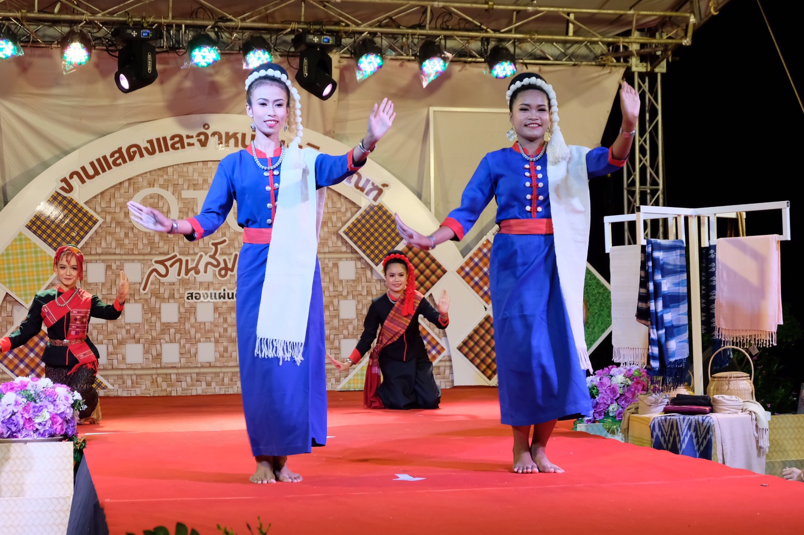 4 ส.ค. 2563 พช.นครพนม จัดกิจกรรมแฟชั่นโชว์ “ราตรีพรรณราย ผ้าไทนครพนม” ภายในงาน OTOP งานสานสัมพันธ์สองแผ่นดิน ปี 2563