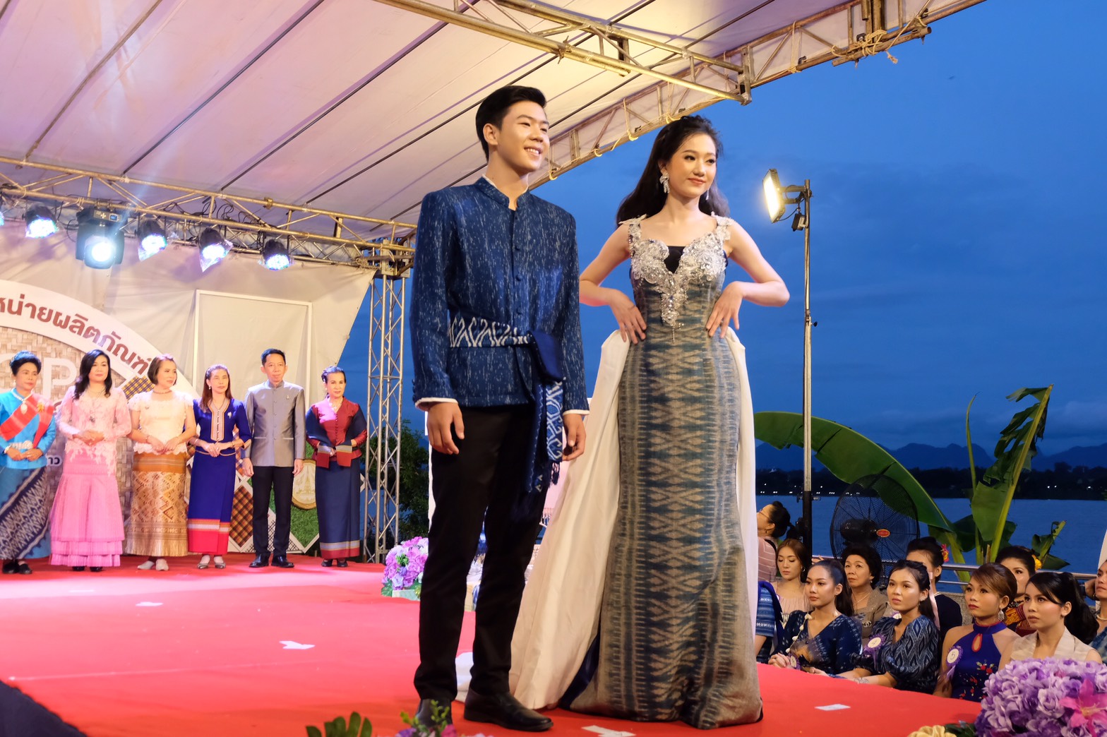 4 ส.ค. 2563 พช.นครพนม จัดกิจกรรมแฟชั่นโชว์ “ราตรีพรรณราย ผ้าไทนครพนม” ภายในงาน OTOP งานสานสัมพันธ์สองแผ่นดิน ปี 2563