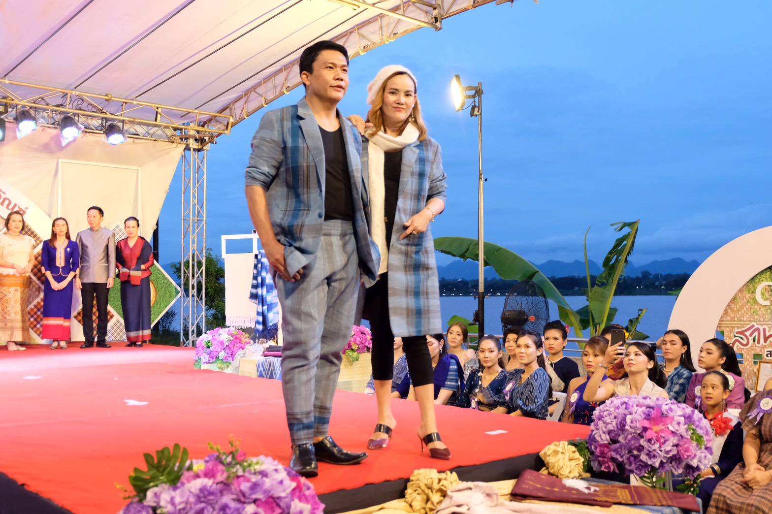 4 ส.ค. 2563 พช.นครพนม จัดกิจกรรมแฟชั่นโชว์ “ราตรีพรรณราย ผ้าไทนครพนม” ภายในงาน OTOP งานสานสัมพันธ์สองแผ่นดิน ปี 2563