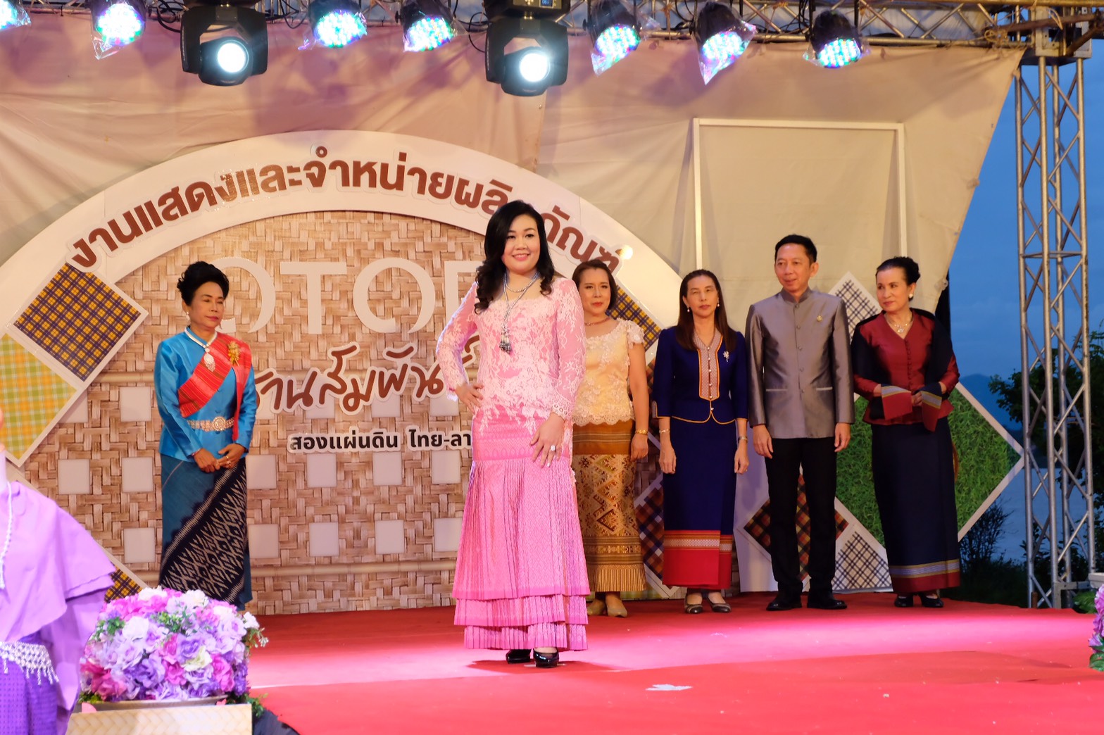 4 ส.ค. 2563 พช.นครพนม จัดกิจกรรมแฟชั่นโชว์ “ราตรีพรรณราย ผ้าไทนครพนม” ภายในงาน OTOP งานสานสัมพันธ์สองแผ่นดิน ปี 2563