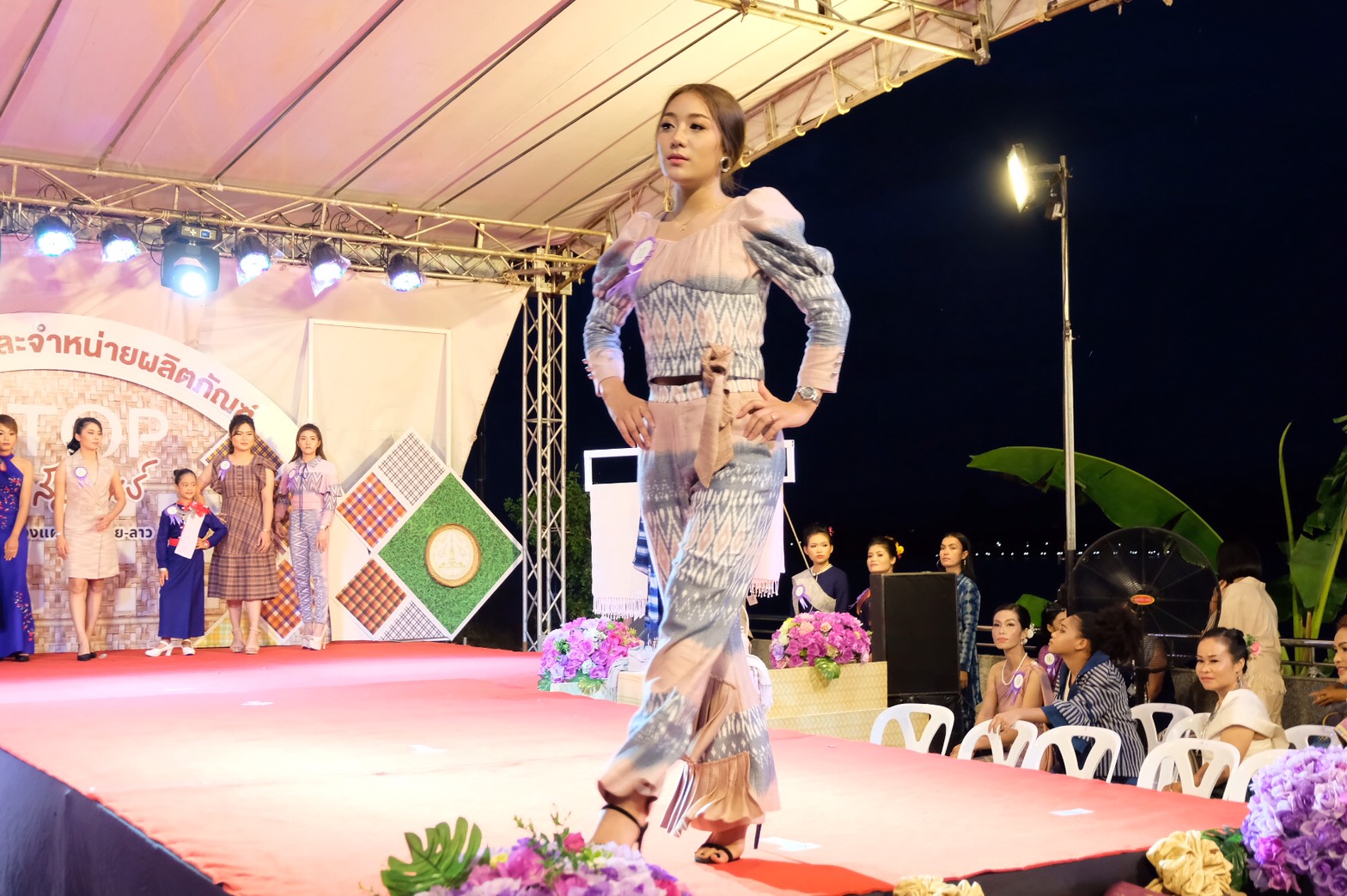 4 ส.ค. 2563 พช.นครพนม จัดกิจกรรมแฟชั่นโชว์ “ราตรีพรรณราย ผ้าไทนครพนม” ภายในงาน OTOP งานสานสัมพันธ์สองแผ่นดิน ปี 2563