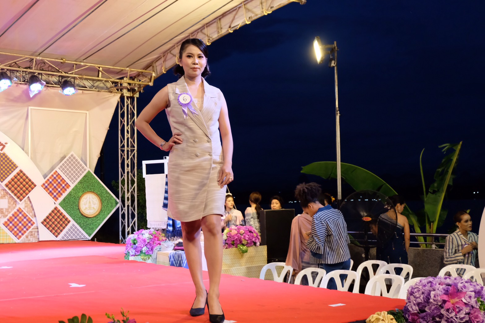 4 ส.ค. 2563 พช.นครพนม จัดกิจกรรมแฟชั่นโชว์ “ราตรีพรรณราย ผ้าไทนครพนม” ภายในงาน OTOP งานสานสัมพันธ์สองแผ่นดิน ปี 2563