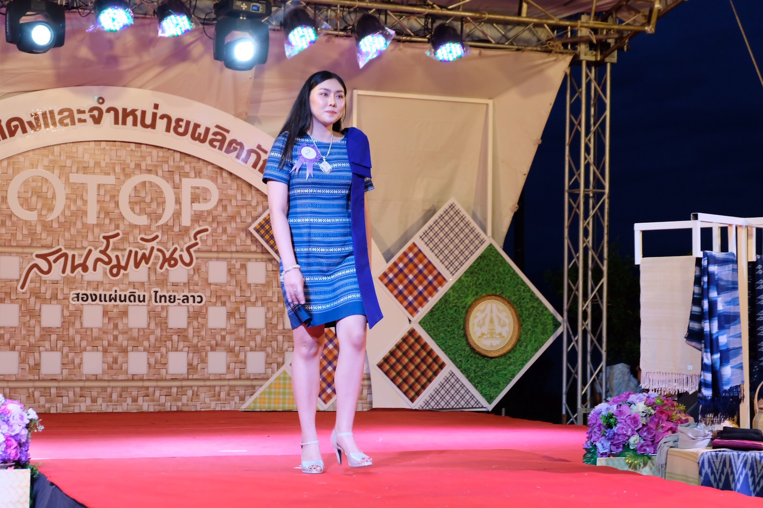 4 ส.ค. 2563 พช.นครพนม จัดกิจกรรมแฟชั่นโชว์ “ราตรีพรรณราย ผ้าไทนครพนม” ภายในงาน OTOP งานสานสัมพันธ์สองแผ่นดิน ปี 2563