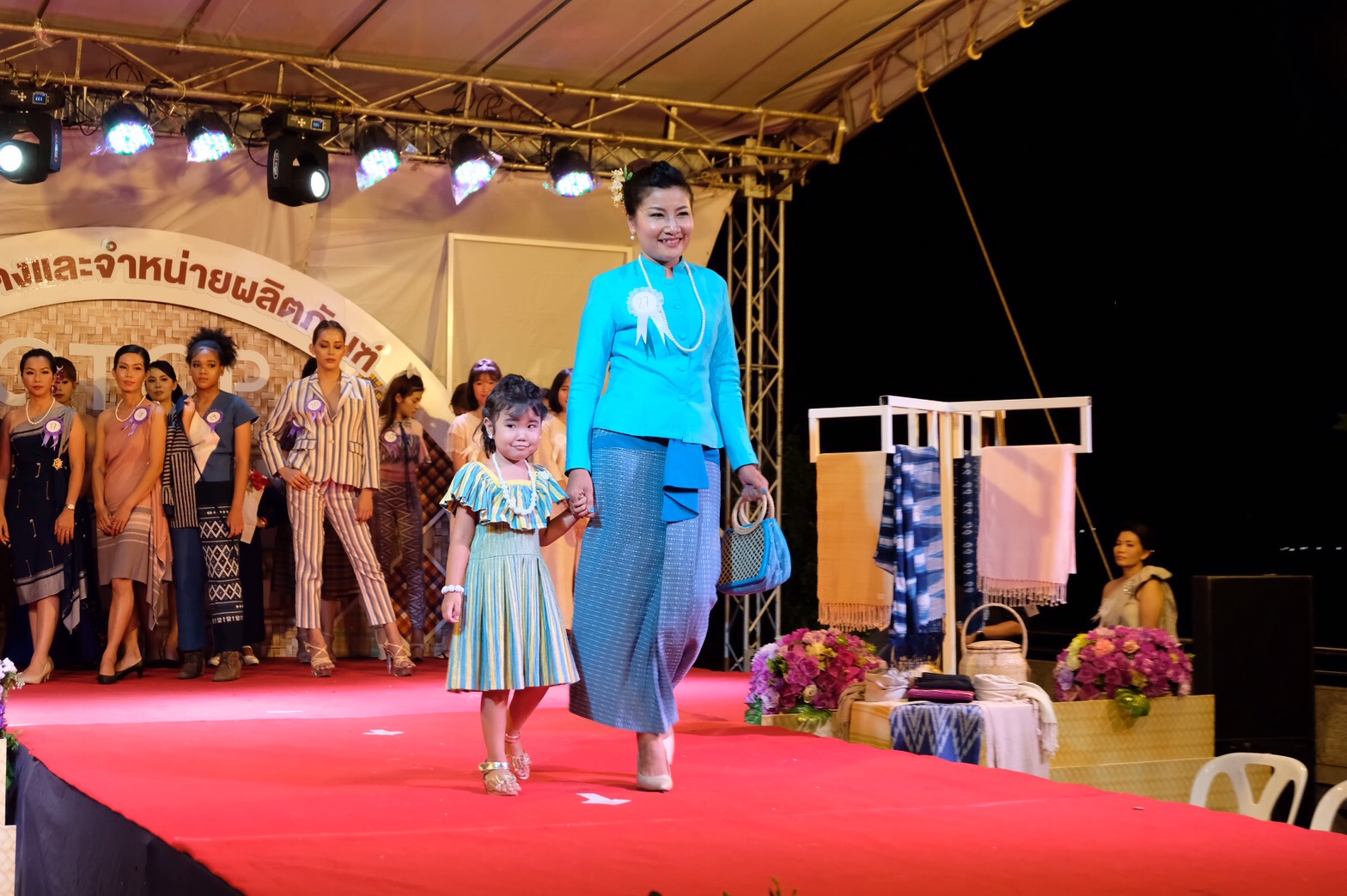 4 ส.ค. 2563 พช.นครพนม จัดกิจกรรมแฟชั่นโชว์ “ราตรีพรรณราย ผ้าไทนครพนม” ภายในงาน OTOP งานสานสัมพันธ์สองแผ่นดิน ปี 2563