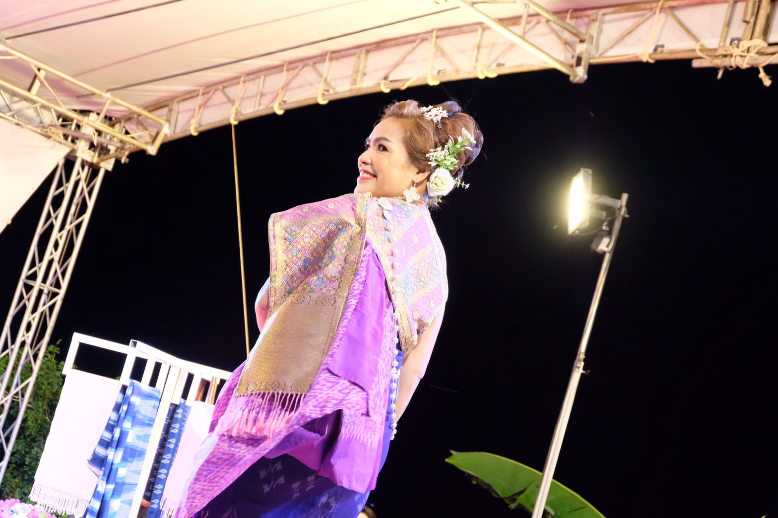 4 ส.ค. 2563 พช.นครพนม จัดกิจกรรมแฟชั่นโชว์ “ราตรีพรรณราย ผ้าไทนครพนม” ภายในงาน OTOP งานสานสัมพันธ์สองแผ่นดิน ปี 2563