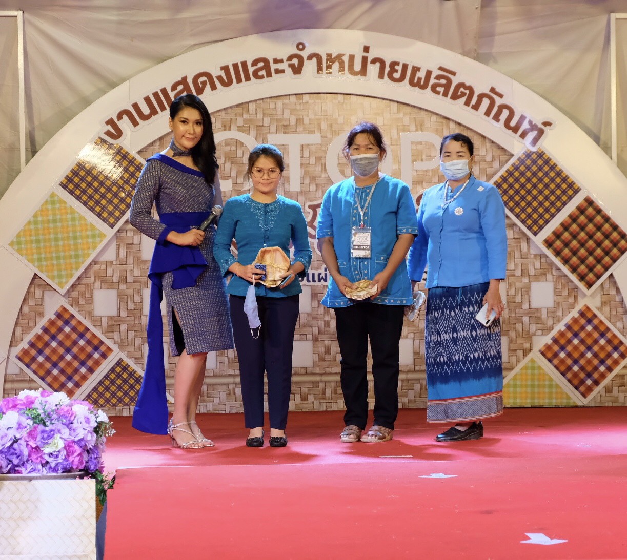 4 ส.ค. 2563 พช.นครพนม จัดกิจกรรมแฟชั่นโชว์ “ราตรีพรรณราย ผ้าไทนครพนม” ภายในงาน OTOP งานสานสัมพันธ์สองแผ่นดิน ปี 2563