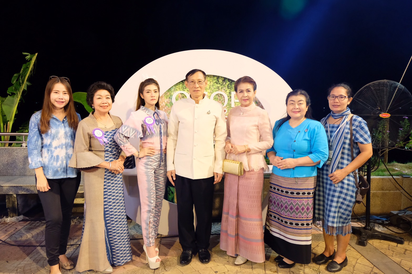 4 ส.ค. 2563 พช.นครพนม จัดกิจกรรมแฟชั่นโชว์ “ราตรีพรรณราย ผ้าไทนครพนม” ภายในงาน OTOP งานสานสัมพันธ์สองแผ่นดิน ปี 2563