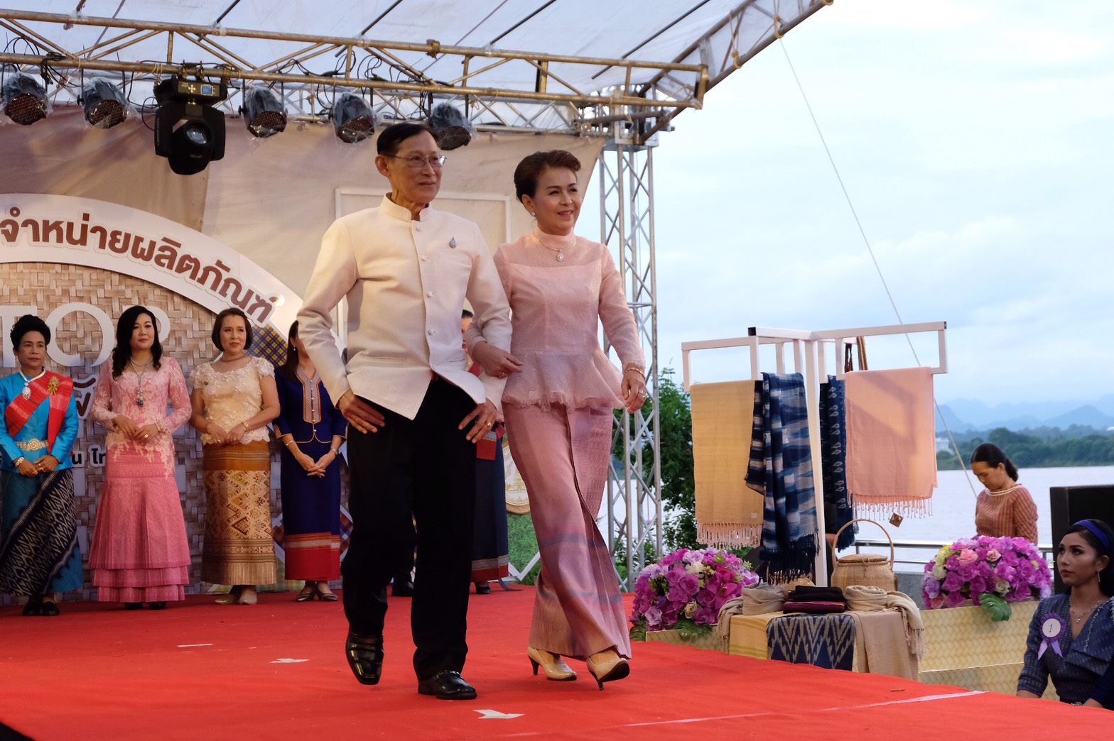 4 ส.ค. 2563 พช.นครพนม จัดกิจกรรมแฟชั่นโชว์ “ราตรีพรรณราย ผ้าไทนครพนม” ภายในงาน OTOP งานสานสัมพันธ์สองแผ่นดิน ปี 2563
