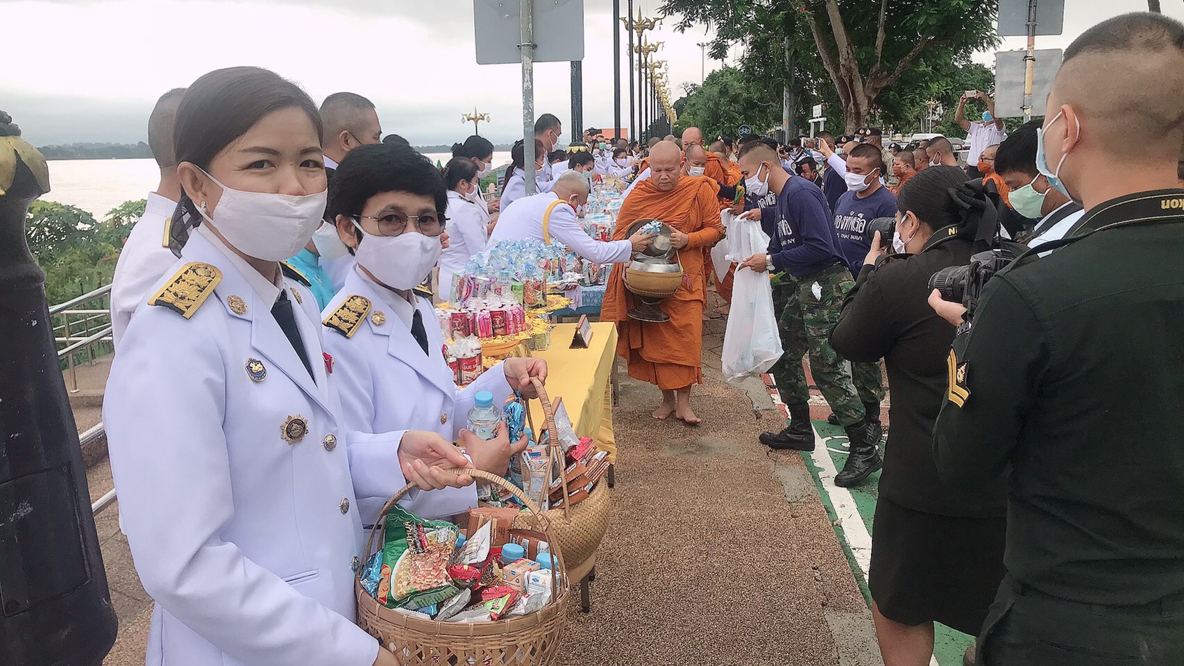 12 ส.ค. 2563 พช.นครพนม ร่วมพิธีทำบุญตักบาตรถวายพระราชกุศล เนื่องในโอกาสวันเฉลิมพระชนมพรรษา พระนางเจ้าสิริกิติ์ พระบรมราชินีนาถ พระบรมราชชนนีพันปีหลวง 12 สิงหาคม 2563