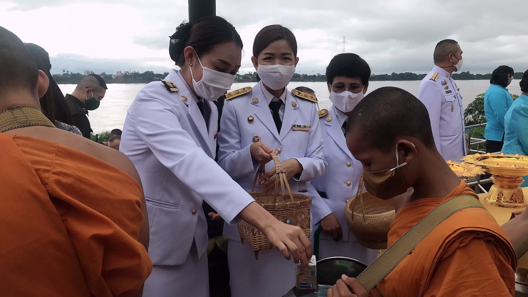 12 ส.ค. 2563 พช.นครพนม ร่วมพิธีทำบุญตักบาตรถวายพระราชกุศล เนื่องในโอกาสวันเฉลิมพระชนมพรรษา พระนางเจ้าสิริกิติ์ พระบรมราชินีนาถ พระบรมราชชนนีพันปีหลวง 12 สิงหาคม 2563