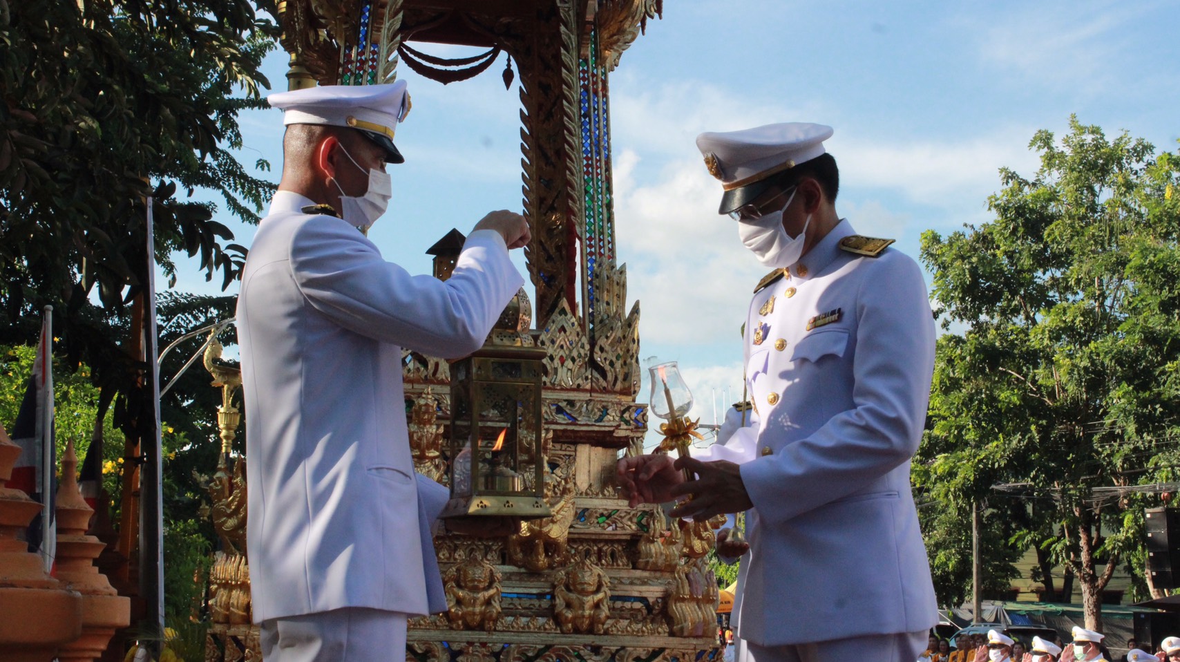 30 ก.ย. 2563 พช.นครพนม ร่วมพิธีอัญเชิญไฟพระฤกษ์/พิธีการทางศาสนาก่อนไหลเรือไฟ และพิธีปล่อยเรือไฟโบราณ ในงานประเพณีไหลเรือไฟจังหวัดนครพนม