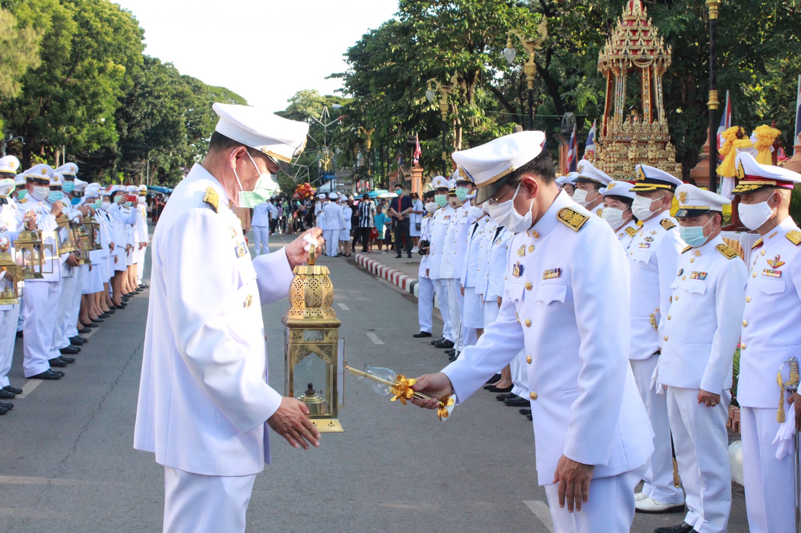 30 ก.ย. 2563 พช.นครพนม ร่วมพิธีอัญเชิญไฟพระฤกษ์/พิธีการทางศาสนาก่อนไหลเรือไฟ และพิธีปล่อยเรือไฟโบราณ ในงานประเพณีไหลเรือไฟจังหวัดนครพนม