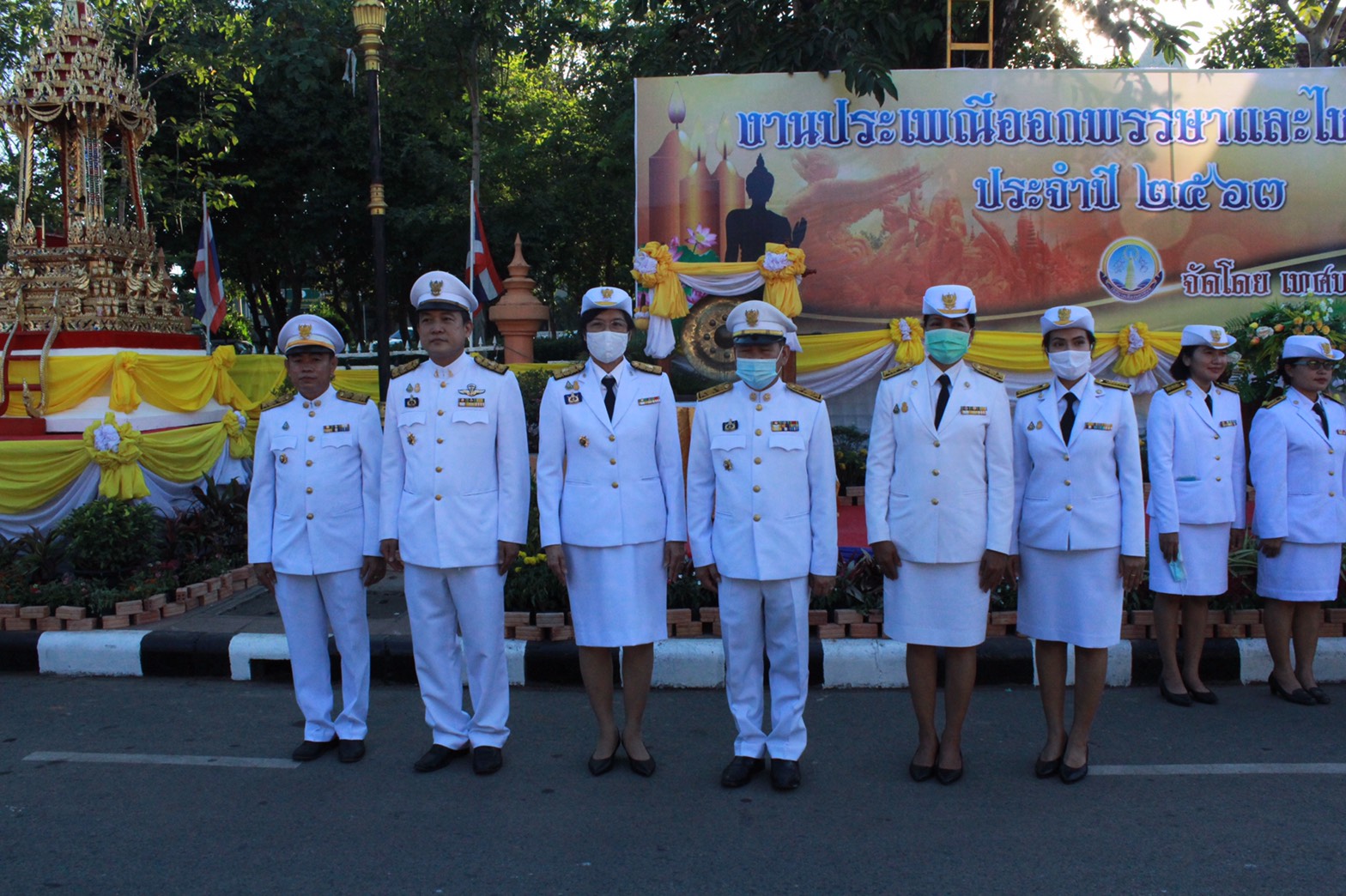 30 ก.ย. 2563 พช.นครพนม ร่วมพิธีอัญเชิญไฟพระฤกษ์/พิธีการทางศาสนาก่อนไหลเรือไฟ และพิธีปล่อยเรือไฟโบราณ ในงานประเพณีไหลเรือไฟจังหวัดนครพนม