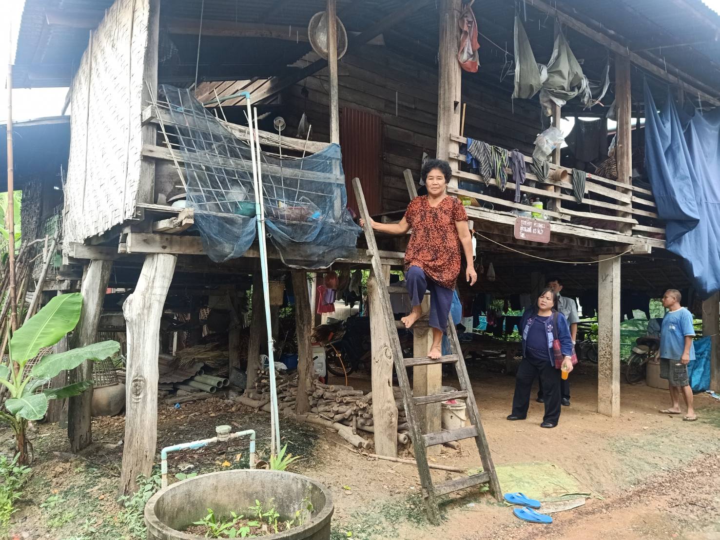 9 ต.ค. 2563 พช.นครพนม ลงพื้นที่ครัวเรือนเป้าหมายโครงการ “นครพนม สร้างสังคมอุดมสุข” บ้านตับเต่าโนนจันทร์ ตำบลพุ่มแก อำเภอนาแก จังหวัดนครพนม