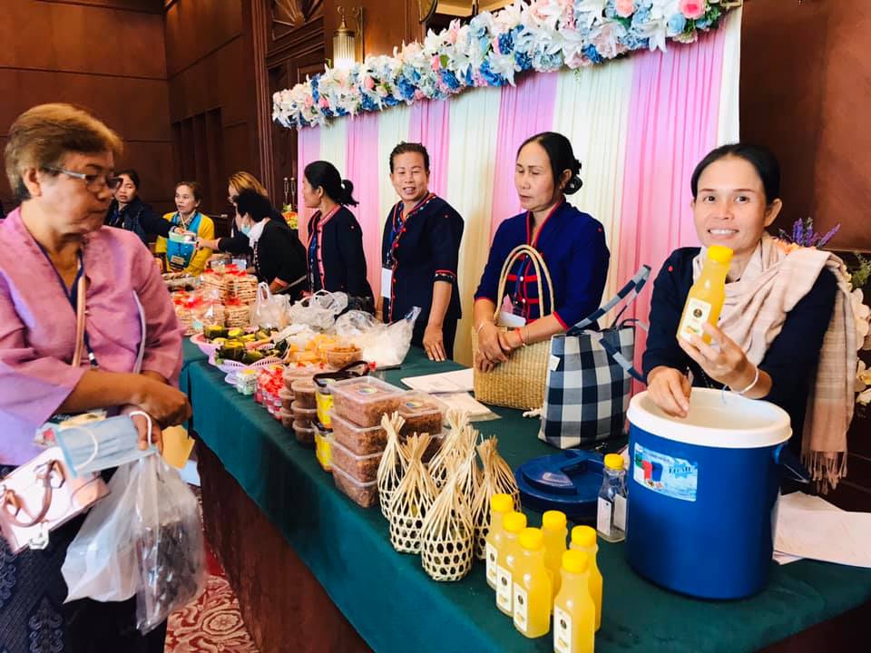 5 พ.ย. 2563 กรมการพัฒนาชุมชน จัดอบรมเชิงปฏิบัติการ ตามโครงการพัฒนาศักยภาพชุมชนท่องเที่ยว OTOP นวัตวิถี กิจกรรมยกระดับและพัฒนาผลิตภัณฑ์เพื่อจำหน่ายให้นักท่องเที่ยว (ผลิตภัณฑ์คลัสเตอร์อาหาร)
