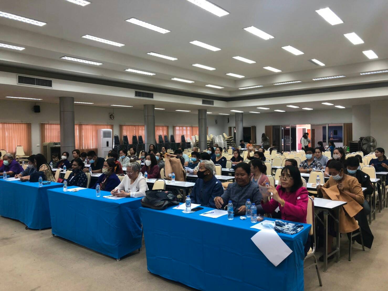 25 พ.ย. 2563 ประชุมชี้เเจงการคัดเลือกผู้ผลิต ผู้ประกอบการ OTOP ร่วมจัดเเสดงเเละจำหน่ายผลิตภัณฑ์ OTOP ในงาน OTOP City 2020