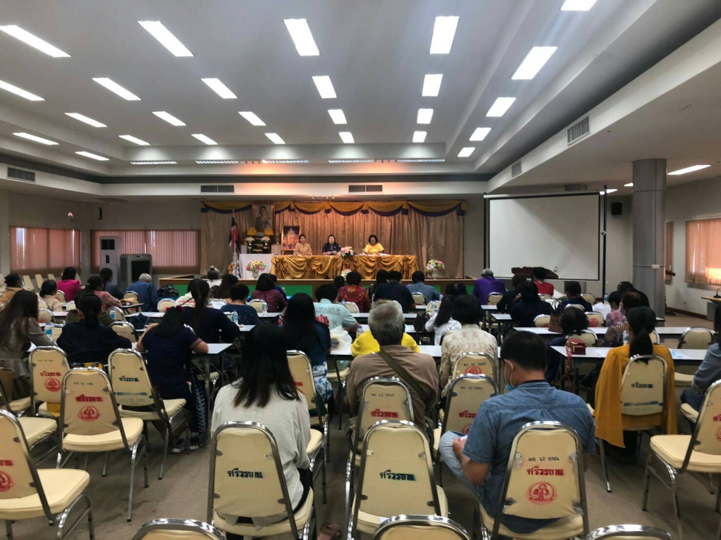 25 พ.ย. 2563 ประชุมชี้เเจงการคัดเลือกผู้ผลิต ผู้ประกอบการ OTOP ร่วมจัดเเสดงเเละจำหน่ายผลิตภัณฑ์ OTOP ในงาน OTOP City 2020