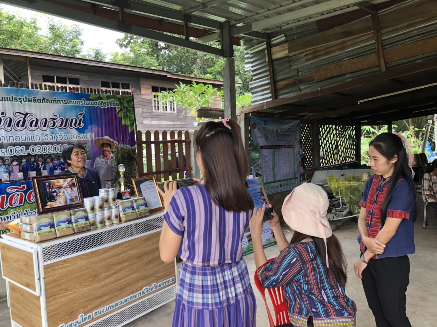 3 พ.ย. 2563 พช.นครพนม ติดตาม สนับสนุนการดำเนินงานกลุ่มผู้ผลิต ผู้ประกอบการ OTOP ในพื้นที่อำเภอนาแก และอำเภอธาตุพนม จังหวัดนครพนม