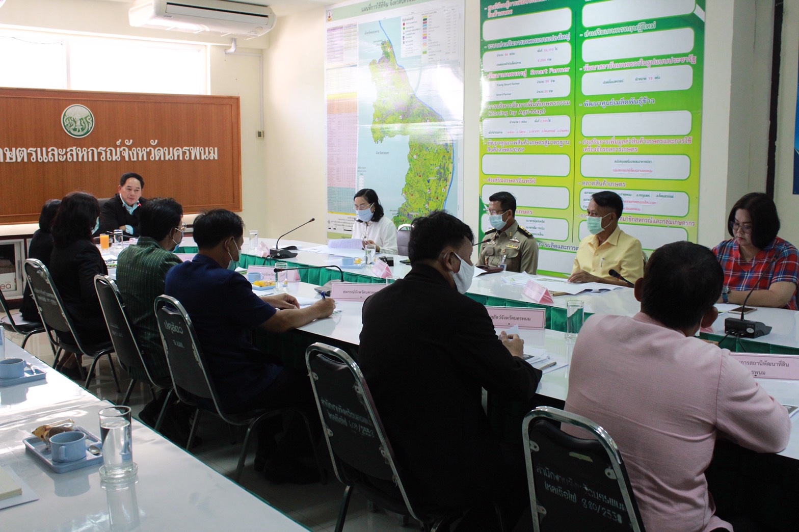 4 พ.ย. 2563 พช.นครพนม ร่วมประชุมประสานความร่วมมือโครงการ “โคก หนอง นา โมเดล” และ “1 ตำบล 1 กลุ่มเกษตรทฤษฎีใหม่”