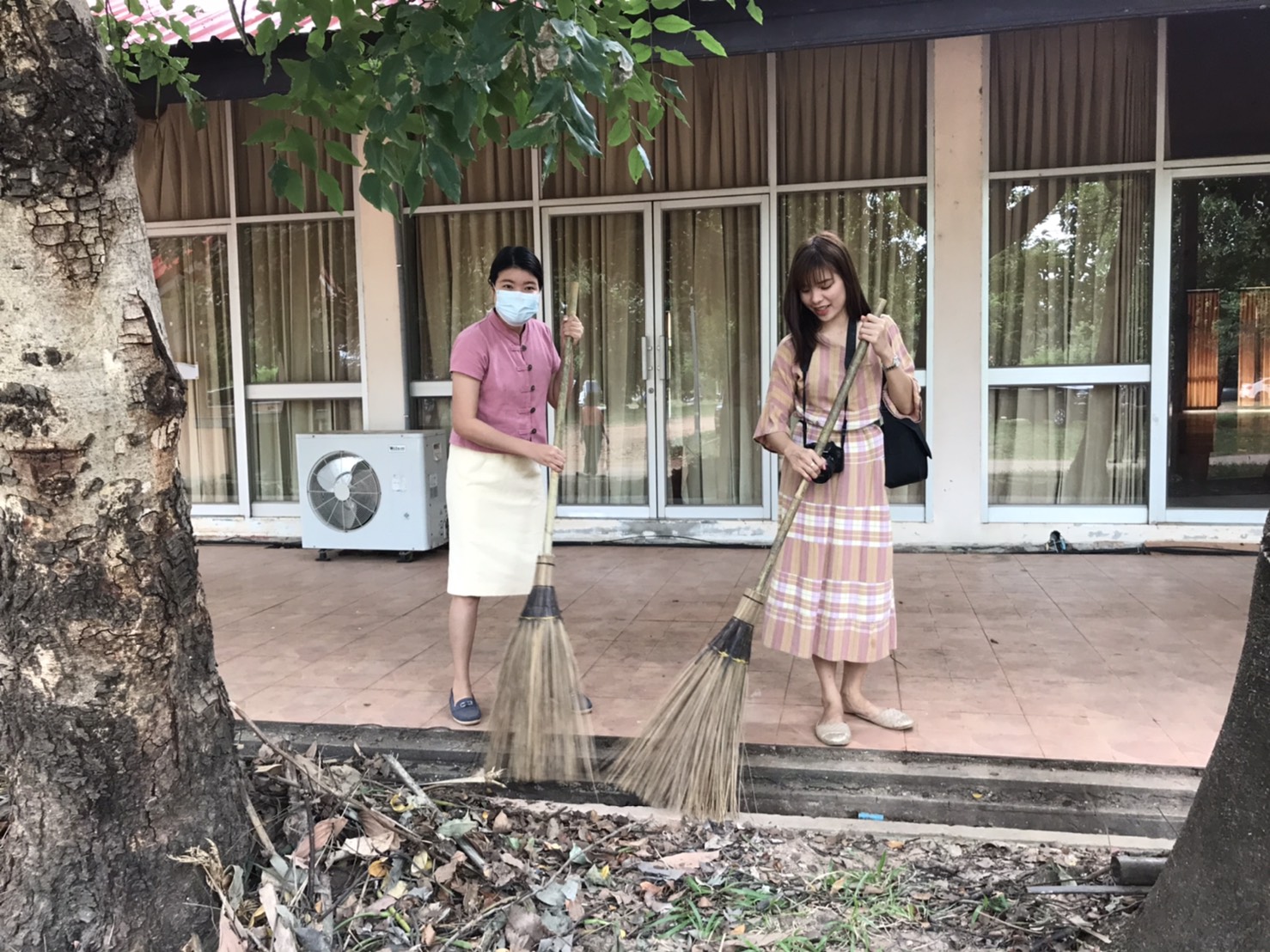 11 พ.ย. 2563 ~พช.นครพนม ร่วมกิจกรรมทำความสะอาด “หน้าบ้าน น่ามอง”