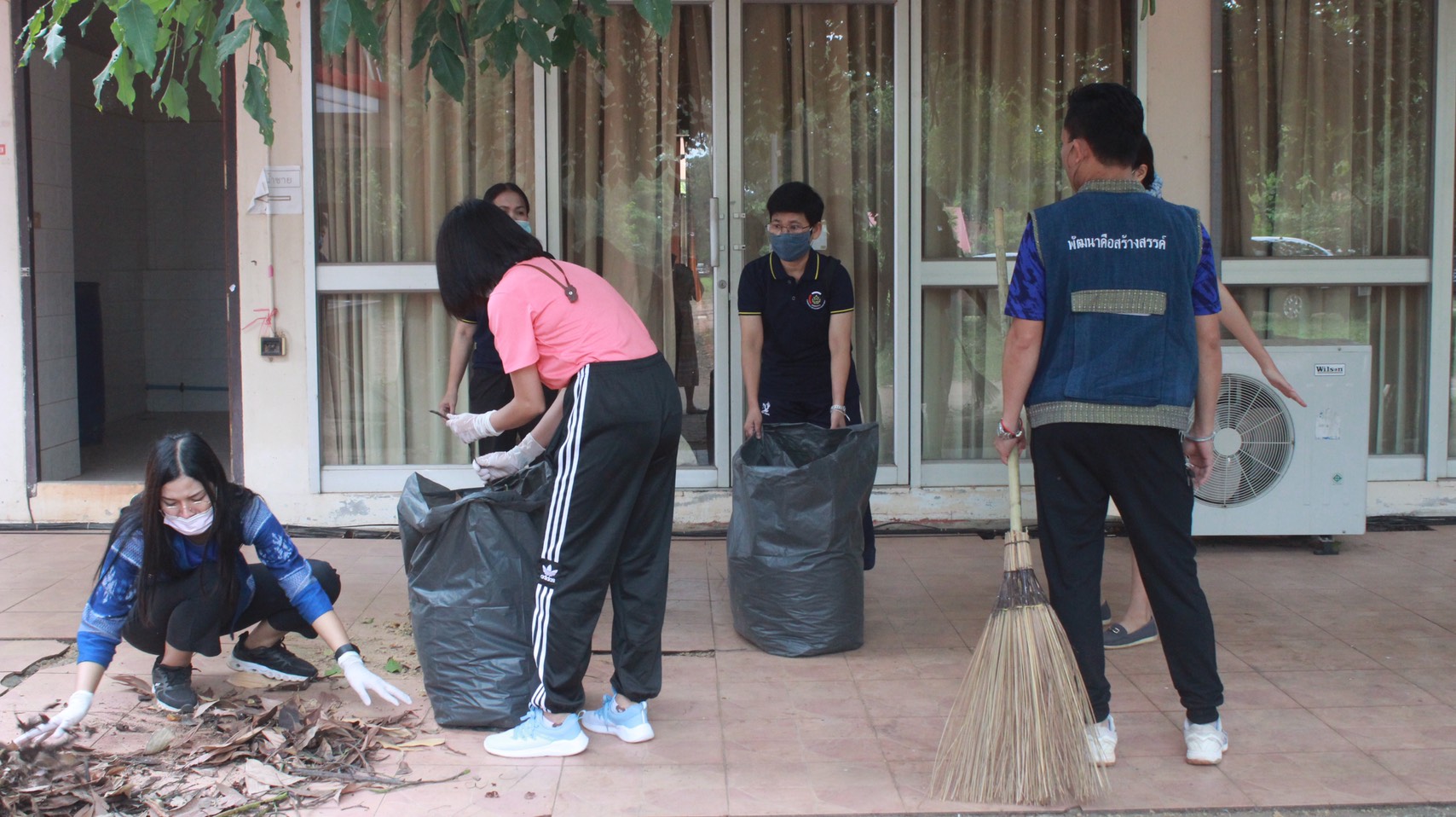 11 พ.ย. 2563 ~พช.นครพนม ร่วมกิจกรรมทำความสะอาด “หน้าบ้าน น่ามอง”