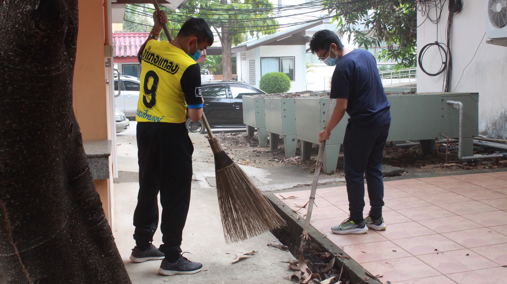 11 พ.ย. 2563 ~พช.นครพนม ร่วมกิจกรรมทำความสะอาด “หน้าบ้าน น่ามอง”