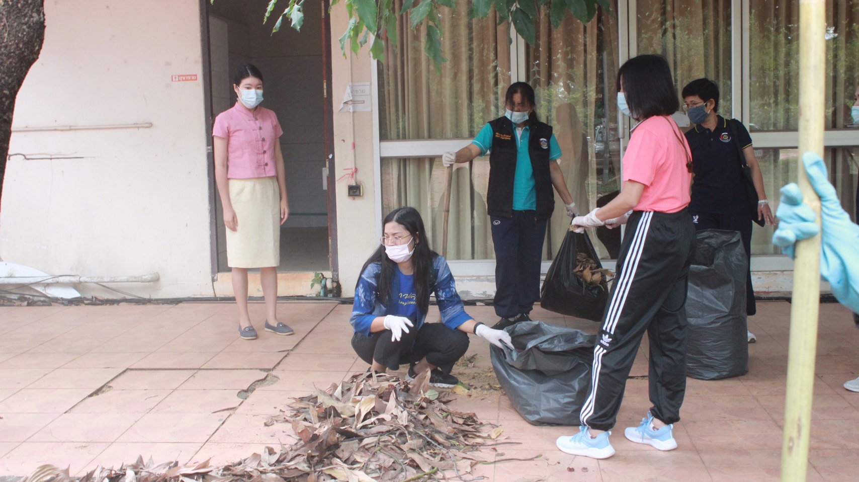 11 พ.ย. 2563 ~พช.นครพนม ร่วมกิจกรรมทำความสะอาด “หน้าบ้าน น่ามอง”