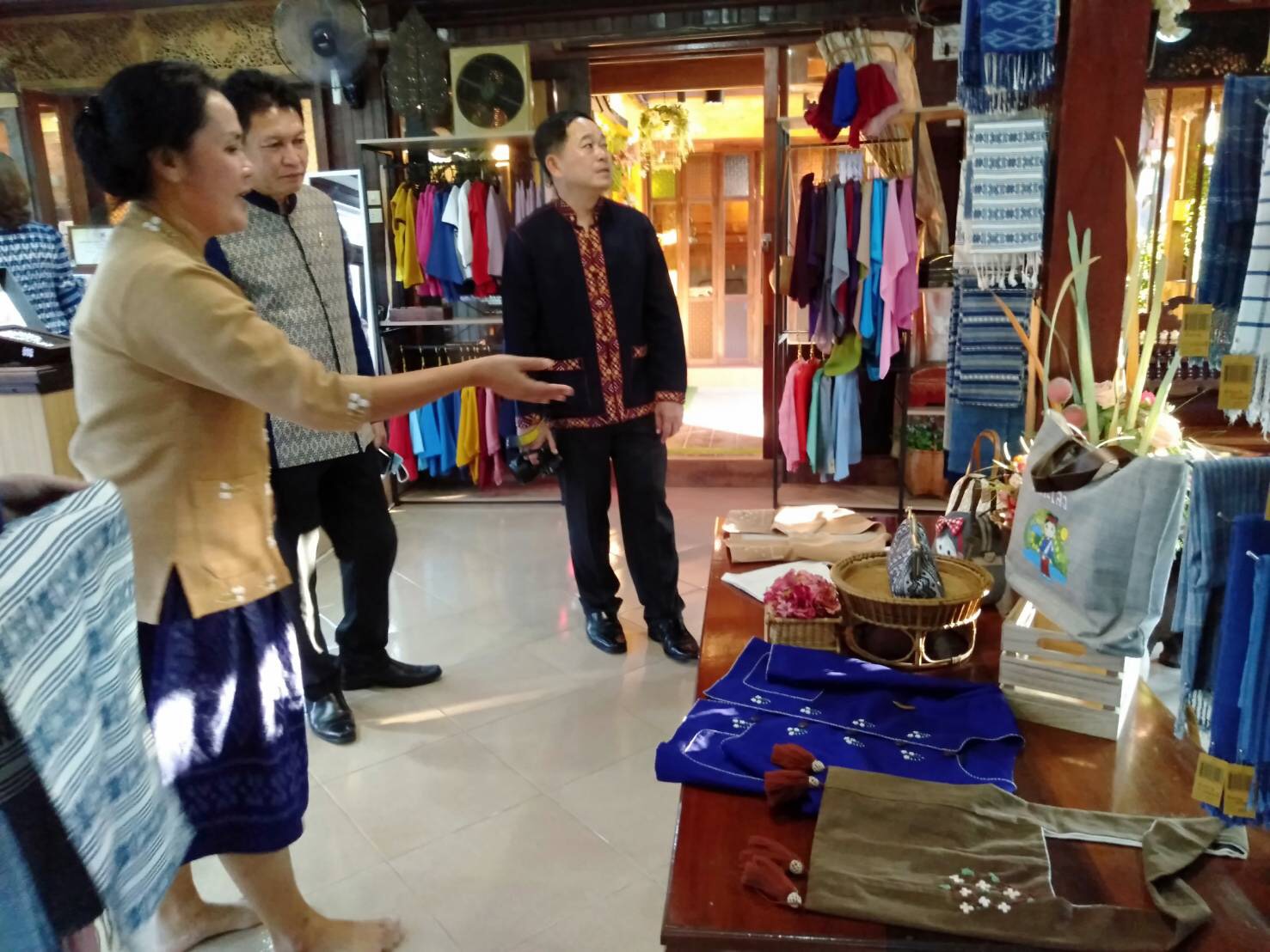 18 พ.ย. 2563 ผู้ว่าราชการจังหวัดนครพนม เยี่ยมผู้ผลิต ผู้ประกอบการ OTOP ณ บ้านเงินประดาพร อำเภอธาตุพนม จังหวัดนครพนม