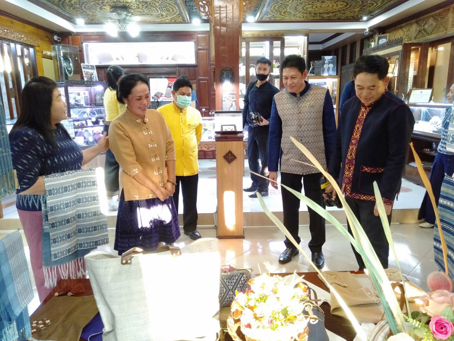 18 พ.ย. 2563 ผู้ว่าราชการจังหวัดนครพนม เยี่ยมผู้ผลิต ผู้ประกอบการ OTOP ณ บ้านเงินประดาพร อำเภอธาตุพนม จังหวัดนครพนม