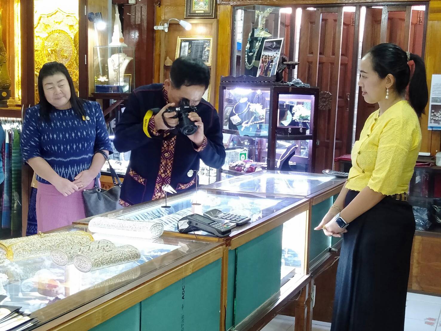18 พ.ย. 2563 ผู้ว่าราชการจังหวัดนครพนม เยี่ยมผู้ผลิต ผู้ประกอบการ OTOP ณ บ้านเงินประดาพร อำเภอธาตุพนม จังหวัดนครพนม