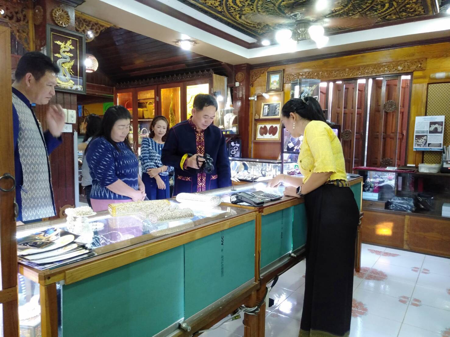 18 พ.ย. 2563 ผู้ว่าราชการจังหวัดนครพนม เยี่ยมผู้ผลิต ผู้ประกอบการ OTOP ณ บ้านเงินประดาพร อำเภอธาตุพนม จังหวัดนครพนม