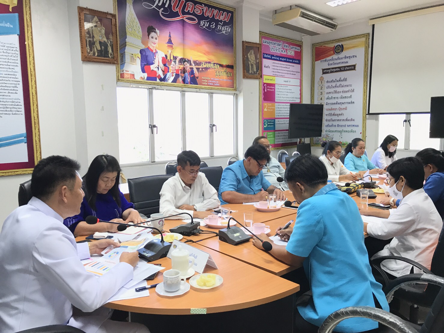 24 พ.ย. 2563 พช.นครพนม ประชุมเตรียมความพร้อมการประเมินความเหมาะสมกับตำแหน่งลูกจ้างเหมาบริการ “โคก หนอง นา โมเดล”