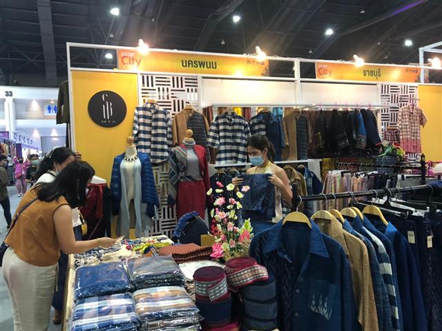 พช.นครพนม ร่วมพิธีมอบโล่เชิดชูเกียรติผู้ชนะเลิศการประกวด CDD Young Designer Contest “ผ้าไทย ใส่ได้ทุกวัน ไม่มีเบื่อ EVERYDAY EVERYWEAR” และเยี่ยมชมให้กำลังใจ กลุ่มผู้ผลิต ผู้ประกอบการ OTOP ในงาน OTOP City 2020