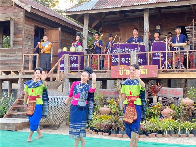 พช.นครพนม ร่วมเยี่ยมชมกิจกรรมส่งเสริมการท่องเที่ยววัฒนธรรม”รวมชนเผ่าไทนคร 8 ชนเผ่า 2 เชื้อชาติ”