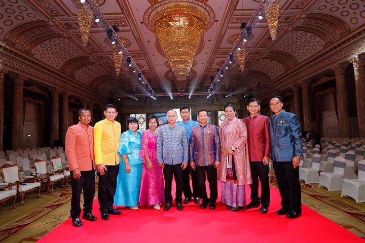 พช.นครพนม ร่วมพิธีงานกาล่าไนท์ ตามโครงการสืบสานภูมิปัญญา OTOP ผ้าไทย และเผยแพร่อัตลักษณ์ผ้าแห่งสยาม