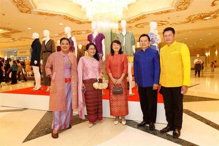 พช.นครพนม ร่วมพิธีงานกาล่าไนท์ ตามโครงการสืบสานภูมิปัญญา OTOP ผ้าไทย และเผยแพร่อัตลักษณ์ผ้าแห่งสยาม