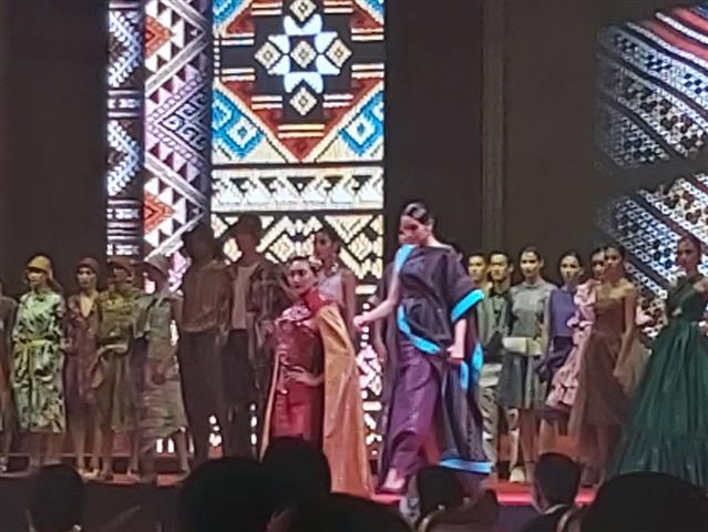 พช.นครพนม ร่วมพิธีงานกาล่าไนท์ ตามโครงการสืบสานภูมิปัญญา OTOP ผ้าไทย และเผยแพร่อัตลักษณ์ผ้าแห่งสยาม