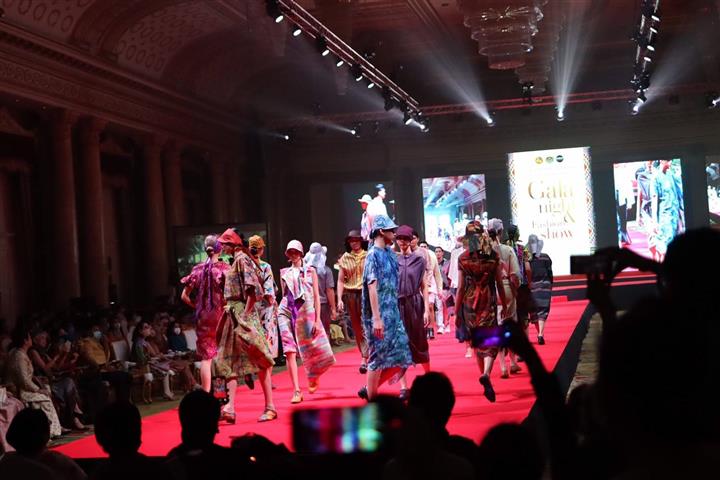 พช.นครพนม ร่วมพิธีงานกาล่าไนท์ ตามโครงการสืบสานภูมิปัญญา OTOP ผ้าไทย และเผยแพร่อัตลักษณ์ผ้าแห่งสยาม