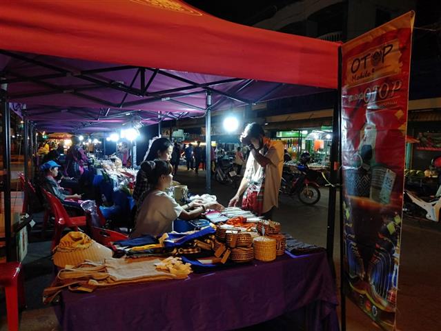 พช.นครพนม ดำเนินโครงการ OTOP เคลื่อนที่ (OTOP Mobile) ในกิจกรรมตลาดนัดออมสิน