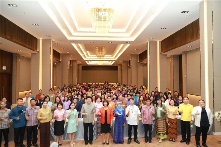 นครพนม : เมืองแห่งความสุข เศรษฐกิจฐานรากมั่นคงและชุมชนพึ่งตนเองได้ ภายในปี 2565 >> Change for Good<<  ?พช.นครพนม  ร่วมฝึกอบรมโครงการเพิ่มประสิทธิภาพการปฏิบัติงานแก่เจ้าหน้าที่พัฒนาชุมชนด้านการบริหารงานคดี ประจำปี 2564  ^^วันนี้ (17 ธ.ค. 2563) เวลา 14.00 น. ณ โรงแรม ที.เค.พาเลช&คอนเวนชั่น  ถนนแจ้งวัฒนะ  เขตหลักสี่ กรุงเทพมหานคร <<นางวิไลวรรณ  ไกรโสดา  รองอธิบดีกรมการพัฒนาชุมชน  เป็นประธานพิธีเปิดการอบรมโครงการเพิ่มประสิทธิภาพการปฏิบัติงานแก่เจ้าหน้าที่พัฒนาชุมชนด้านการบริหารงานคดี  ปีงบประมาณ พ.ศ. 2564 ซึ่งดำเนินการระหว่างวันที่ 16 – 18 ธันวาคม 2563 และได้กล่าวขอบคุณ กองนิติการ ที่ให้ความสำคัญ ในเรื่อง การเสริมสร้างความรู้ ความเข้าใจ เกี่ยวกับหลักกฎหมายที่เกี่ยวข้องในการปฏิบัติงานด้านการบริหารงานคดีให้แก่เจ้าหน้าที่พัฒนาชุมชน  สามารถปฏิบัติหน้าที่ได้อย่างถูกต้อง เป็นธรรม และเหมาะสม ซึ่งในปัจจุบันภารกิจของกรมการพัฒนาชุมชนมีกฎหมายที่เกี่ยวข้อง  จะต้องนำไปปฏิบัติ  เพื่อให้เกิดความถูกต้องเป็นจำนวนมาก โดยเฉพาะอย่างยิ่ง  ภารกิจที่เกี่ยวกับการดำเนินการด้านกองทุนชุมชนต่าง ๆ  ที่อยู่ในความรับผิดชอบของกรมการพัฒนาชุมชน เช่น กองทุนพัฒนาบทบาทสตรี การดำเนินงานโครงการแก้ไขปัญหาความยากจน (กข.คจ.) เป็นต้น ในขณะที่เจ้าหน้าที่พัฒนาชุมชนส่วนใหญ่ ที่ได้รับมอบหมาย ให้รับผิดชอบงานคดีมิใช่ผู้มีคุณวุฒิทางด้านกฎหมาย  การมีความรู้ความเข้าใจ  ในขั้นตอนกระบวนการในการดำเนินคดี  การวินิจฉัย หรือตีความข้อกฎหมายที่เกี่ยวข้องกับคดี  จึงไม่อาจปฏิบัติงานด้านการบริหารงานคดีได้อย่างมีประสิทธิภาพ เหมือนกับผู้มีความรู้ด้านกฎหมายโดยตรง การปฏิบัติหน้าที่ของเจ้าหน้าที่พัฒนาชุมชนดังกล่าว  จึงอาจเกิดความเสี่ยงต่อการปฏิบัติที่ไม่เป็นไปตามกฎหมายและอาจเกิดความเสียหายแก่ทางราชการได้  โดยโครงการฯ ดังกล่าว มีวัตถุประสงค์ เพื่อเสริมสร้างความรู้ ความเข้าใจ เกี่ยวกับหลักกฎหมายที่เกี่ยวข้อง ในการปฏิบัติงานด้านการบริหารงานคดีให้แก่เจ้าหน้าที่พัฒนาชุมชน  สามารถปฏิบัติหน้าที่ได้อย่างถูกต้อง เป็นธรรม และเหมาะสม เพื่อให้การปฏิบัติงานที่เกี่ยวกับการบริหารงานคดีของเจ้าหน้าที่พัฒนาชุมชน  มีมาตรฐาน และเป็นไปอย่างมีประสิทธิภาพ รวมถึงเพื่อให้เจ้าหน้าที่พัฒนาชุมชน  ได้รับความรู้ ความเข้าใจ  แลกเปลี่ยนความคิดเห็น  ทัศนคติ  และประสบการณ์เกี่ยวกับการบริหารงานคดี ?การอบรมครั้งนี้ ได้รับความร่วมมือ และการสนับสนุนจาก ผู้ทรงคุณวุฒิทางด้านกฎหมาย จาก สำนักงานอัยการสูงสุด  สำนักงานศาลยุติธรรม  สำนักงานบังคับคดี  สำนักงานคณะกรรมการป้องกันและปราบปรามการทุจริตในภาครัฐ (ป.ป.ท.)  และวิทยากรจากกองนิติการ  บรรยายให้ความรู้ในเรื่องการว่าต่าง  แก้ต่างให้กับหน่วยงานของรัฐ อำนาจพิจารณาคดีของศาลยุติธรรม  การบังคับคดี  การป้องกัน และปราบปรามการทุจริตในภาครัฐกับงานพัฒนาชุมชน พร้อมทั้งนำเสนอกรณีศึกษา และแลกเปลี่ยนเรียนรู้ประสบการณ์เกี่ยวกับการบริหารงานคดี ?ในการนี้  นายสุรพล  แก้วอินธิ  พัฒนาการจังหวัดนครพนม มอบหมาย นายประสาท  ทัศคร  ผู้อำนวยการกลุ่มงานยุทธศาสตร์การพัฒนาชุมชน  และนางสาวบุณญ์พัตรา  โคตรสงครามสิน  นักวิชาการพัฒนาชุมชนชำนาญการ  กลุ่มงานยุทธศาสตร์การพัฒนาชุมชน เข้ารับการฝึกอบรมตามโครงการฯ ดังกล่าว  ?“พช.นครพนม ร่วมต้าน Covid-19 ประเทศไทยต้องชนะ"