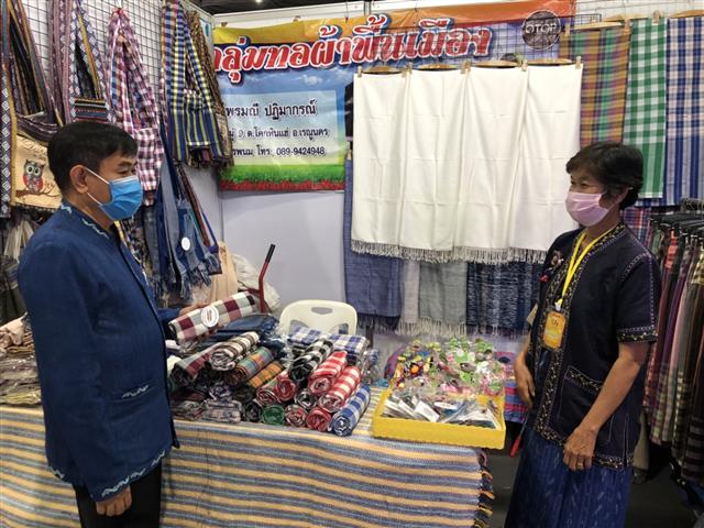 พช.นครพนม เยี่ยมชม ให้กำลังใจกลุ่มผู้ผลิต ผู้ประกอบการ OTOP ในงาน OTOP City 2020
