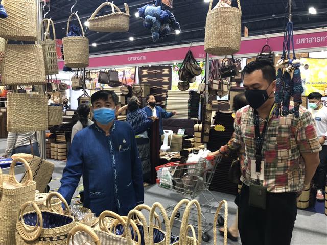 พช.นครพนม เยี่ยมชม ให้กำลังใจกลุ่มผู้ผลิต ผู้ประกอบการ OTOP ในงาน OTOP City 2020