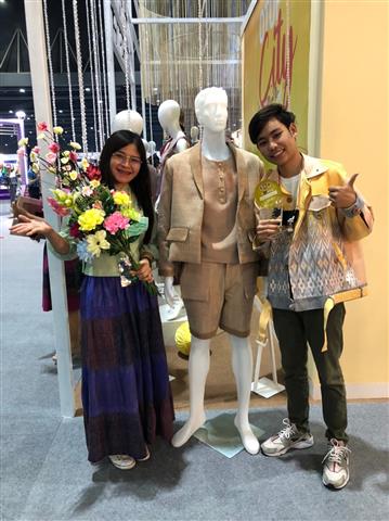 พช.นครพนม ร่วมพิธีมอบโล่เชิดชูเกียรติผู้ชนะเลิศการประกวด CDD Young Designer Contest “ผ้าไทย ใส่ได้ทุกวัน ไม่มีเบื่อ EVERYDAY EVERYWEAR” และเยี่ยมชมให้กำลังใจ กลุ่มผู้ผลิต ผู้ประกอบการ OTOP ในงาน OTOP City 2020